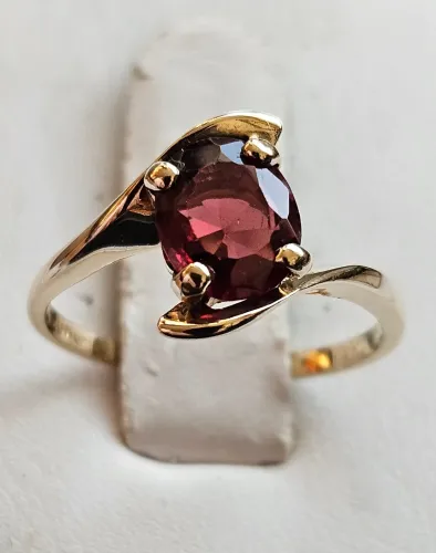 Gold Garnet Ring 10Kt